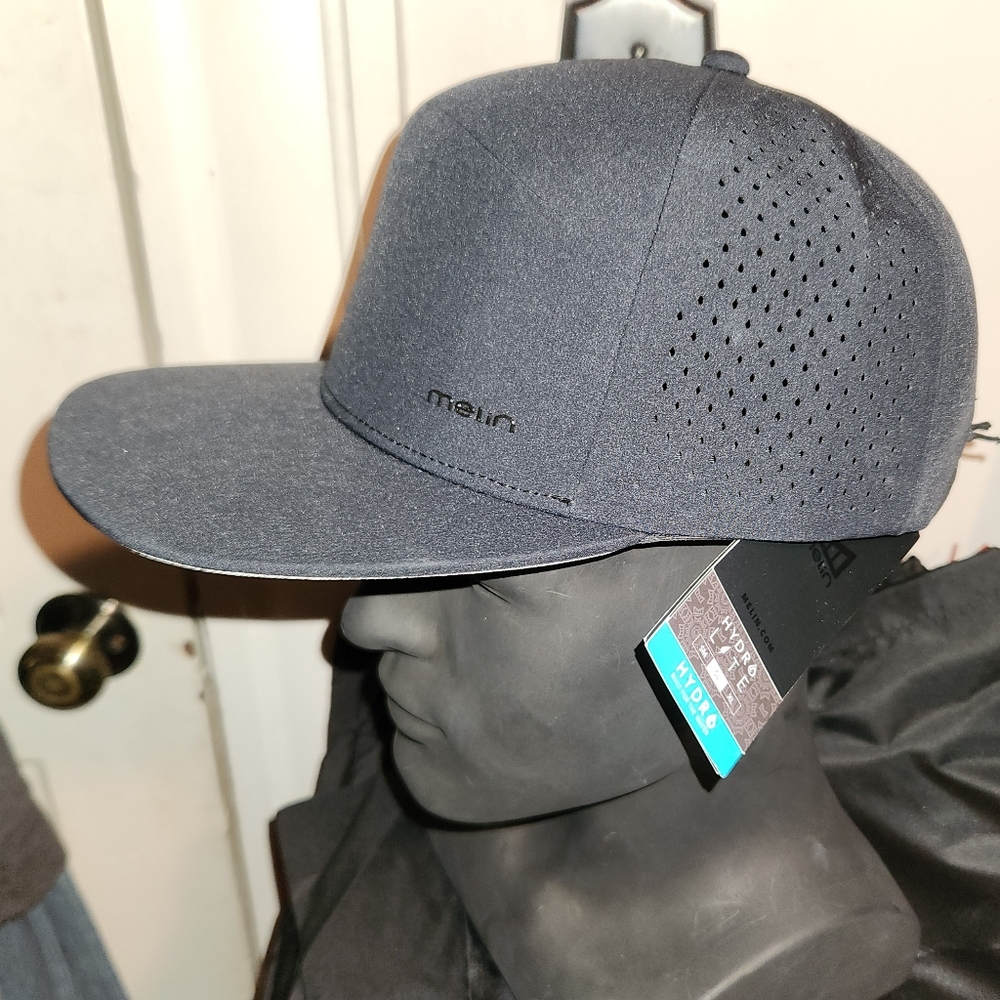 Melin Hydro Lite Black. New With Tags. Classic Size.99$ Everwhere.